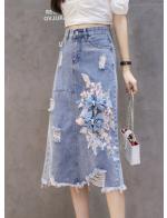 พรีออเดอร์ กระโปรงสั้น แฟชั่น กระโปรงยีนส์ปักลายดอกไม้สวย ๆ ยาวปิดเข่า สี ยีนส์  พรีออเดอร์ กระโปรงสั้น แฟชั่น กระโปรงยีนส์ปักลายดอกไม้สวย ๆ ยาวปิดเข่า สี ยีนส์